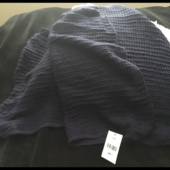 New scarf never worn - Picture 3 of 11